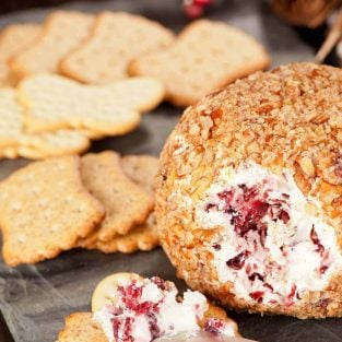 Easy Cranberry Pecan Cheeseballl
