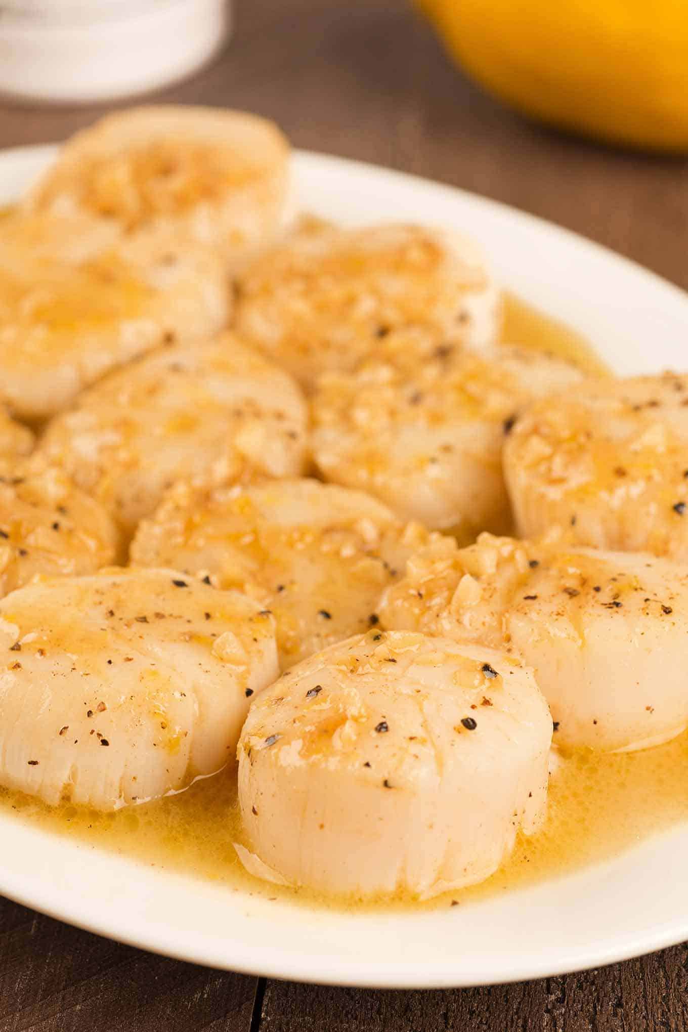 Seared Scallops with Lemon and Garlic Pan Sauce Seared Scallops with Lemon and Garlic Pan Sauce